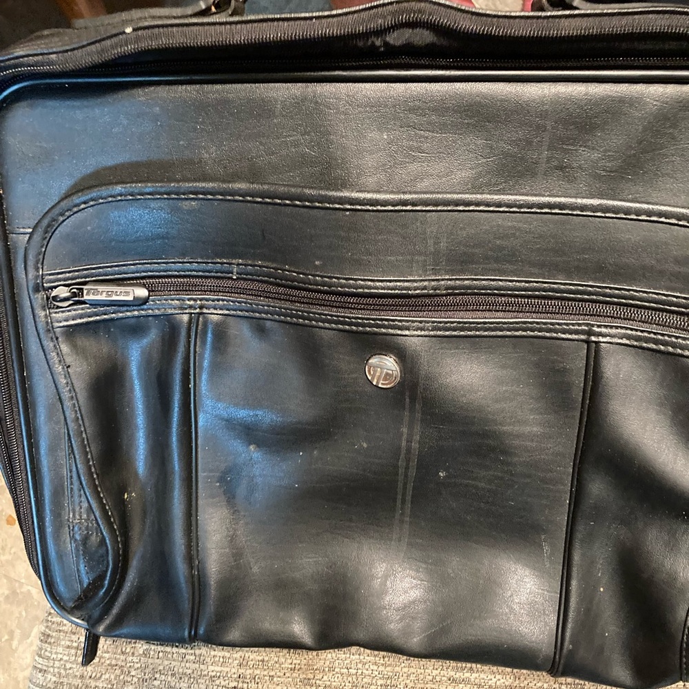 Computer 💻 IPad briefcase 6 pockets in all leather Targus 14 inches tall